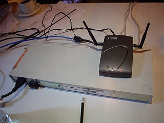 2004-08-05_wireless-apoint-router.jpg